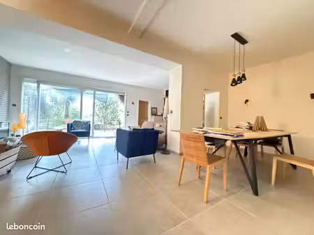 maison des années 30 avec jardin et stationnement privé