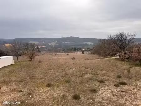 terrain constructible 810 m² viabilisé – vue exceptionnelle sur le colorado provençal