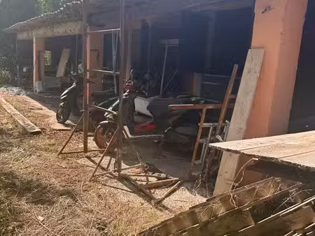 terrain de 4200m2 avec 4 boxs a chevaux batis en dur