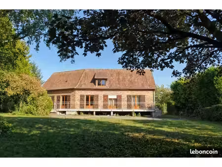 magnifique propriété construite sur 2 258 m² de terrain