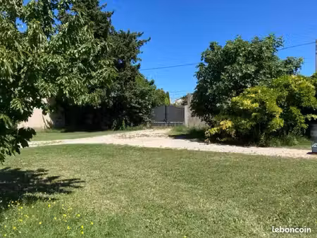 terrain arboré de 1200 m2 avec son grand hangar 160 m2