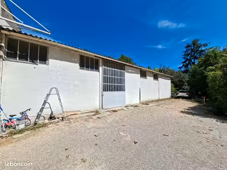 local 160 m² villelaure