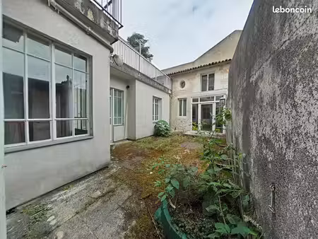 bureaux 251 m²