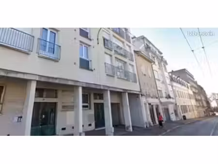 grande salles avec 14 bureaux