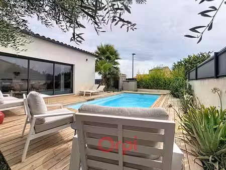 maison contemporaine de plain-pied avec piscine