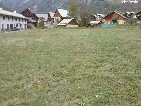 grand terrain constructible dans les alpes station de ski pelvoux vallouise