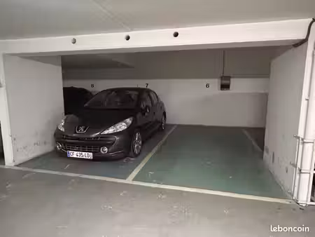 parking louise michel  derrière le marché