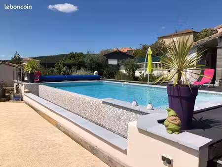 villa récente avec piscine à débordement