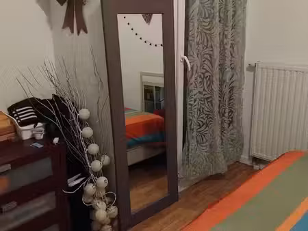 chambre double spacieuse privée dans f4 sympa équipé à 3 mn à pied du rer c et d
