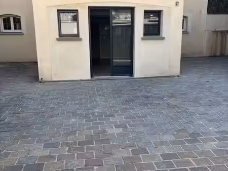 local en face de la gare