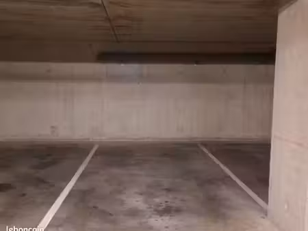 grande place de parking 5 x 2.5m accès sécurisé double portail à 8mn de la gare