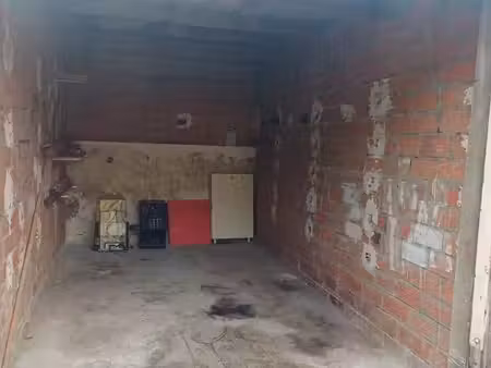 box ferme de 24m2 à louer situe à noisy le sec