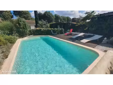 3 gîtes avec piscine privée et accés au terrain de tennis et plaine de jeux
