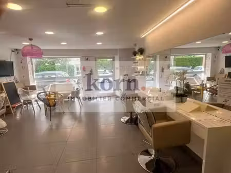commerce 48 m²