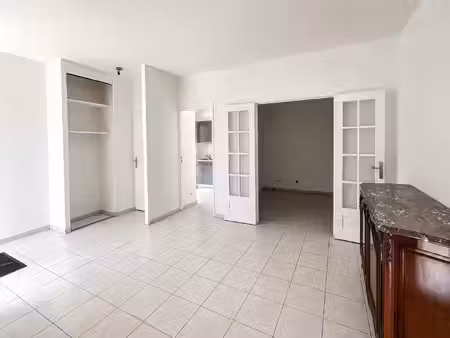 t1 bis avec patio  jardin privatif  cave et place de parking couverte – fontainebleau