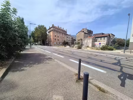 grenoble europole / gare — studio 30 m² avec balcon et parking sécurisé en étage