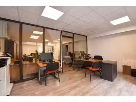 bureau avec vitrine