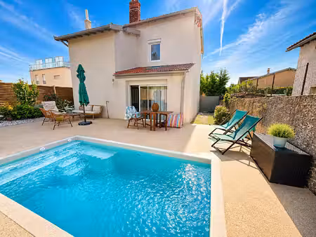 maison entièrement rénovée avec piscine
