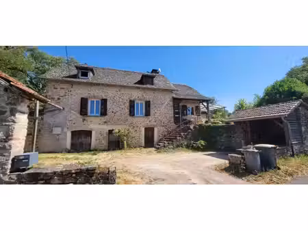 une authentique maison en pierre pleine de charme  à deux pa