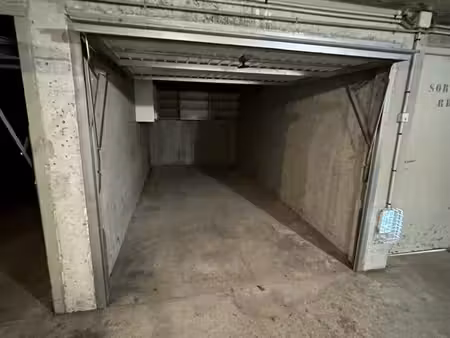 parking à louer - 18 m2 - st cloud - 92 - ile-de-france