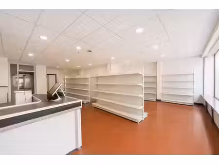 bureau à vendre de ± 210 m² avec parkings et garage