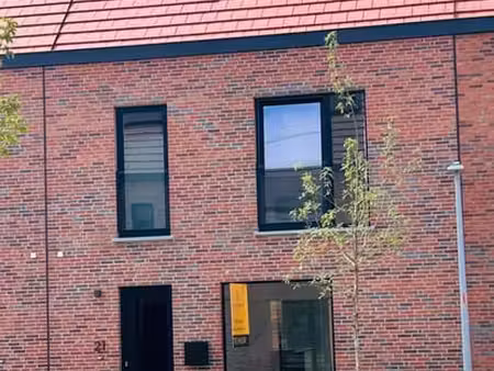 ruime nieuwbouwwoning met 3 slaapkamers en eigen parkeerp...