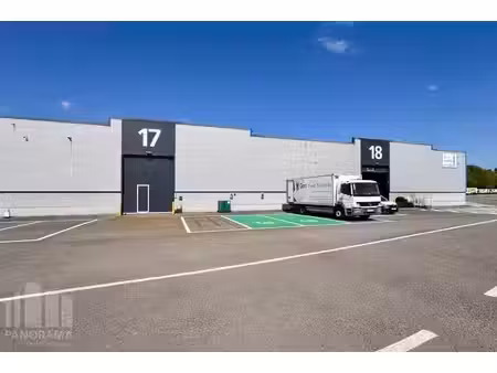 1 152 m² d'entrepôt avec 144 m² de bureaux