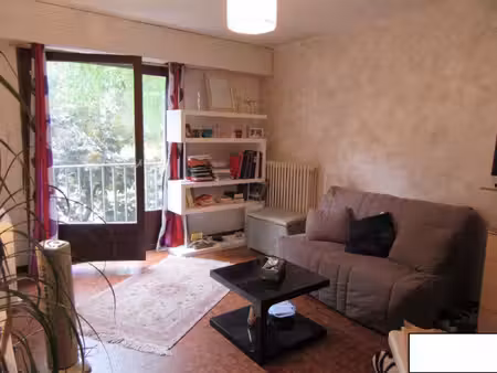 5 minutes à pieds de la douane