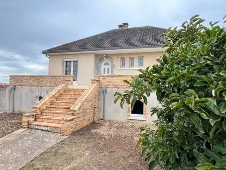 maison sur sous sol avec de nombreuses dépendances  à 2 kilomètres des commodités