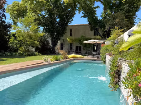 très belle maison familiale rénovée avec piscine et pool-hou