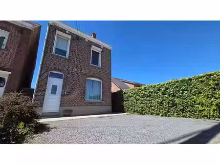 maison 4 façades avec parking et jardin.