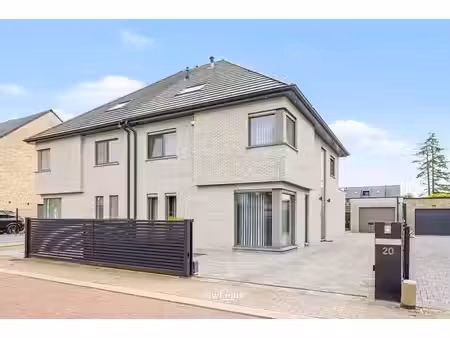 maison mitoyenne spacieuse dans un quartier calme et familia