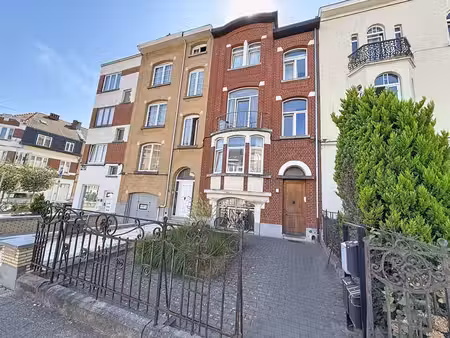 duplex rez entièrement rénové dans petit immeuble