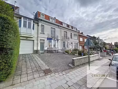 à proximité du centre-ville  au bord d'une route très fréque
