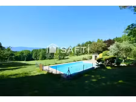 propriété avec piscine dans un écrin de verdure