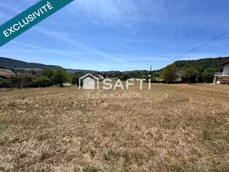 terrain 28 ares constructibles  1 hectare d'aisance  plat  calme  vue dégagée