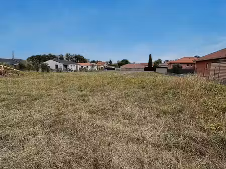terrain constructible de 975 m² à andrest