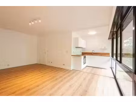 superbe studio spacieux  non-meublé