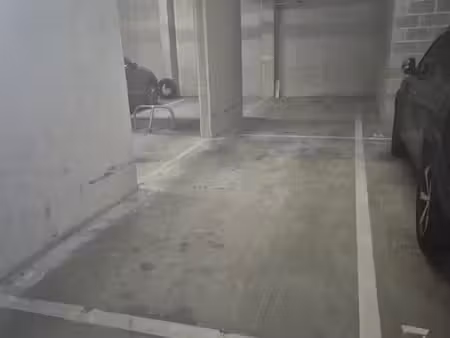 place reine paola : parking intérieur sécurisé