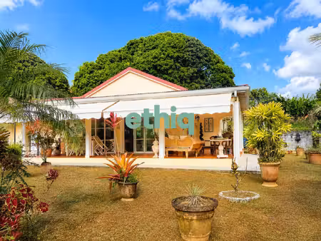 villa f5 de luxe avec beau jardin cloturé