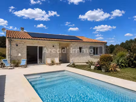 belle maison de plain-pied  3 chambres  un studio indépendant  cuisine d’été et piscine.