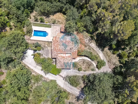 magnifique vue sur les colline  villa avec piscine