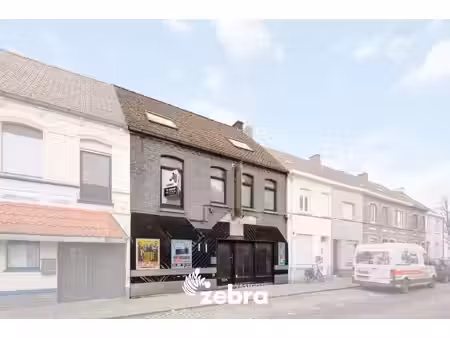 ruim handelspand met duplex-appartement gelegen op een commerciële ligging te kuurne!