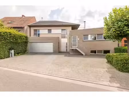 ruime woning met praktijkruimte te ruiselede.