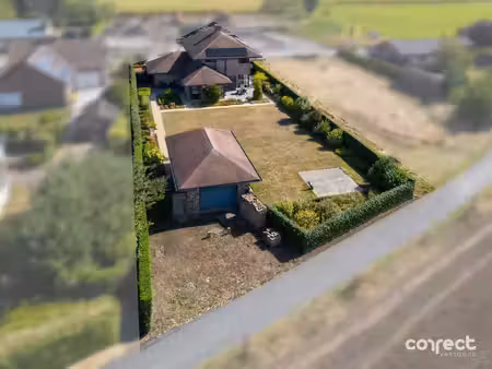 ruime villa met zongerichte tuin.