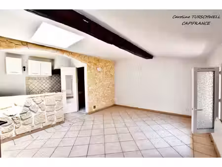 sollies toucas (83) - immeuble/maison de village de 2 appartements + 1 local