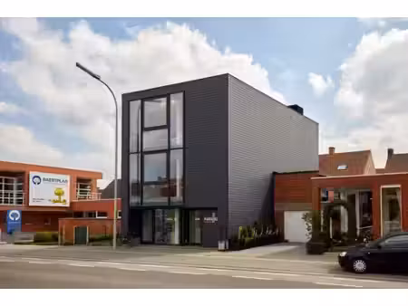 roeselare-centrum. trendy kantoorruimte met diensten te huur vanaf 1 persoon op een uistek