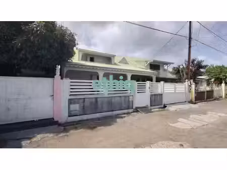 maison 4 pièces (197 m²) en vente aux abymes