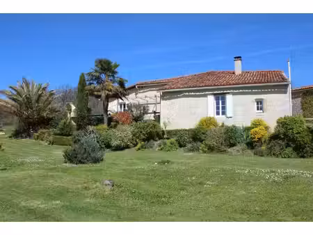 maison en pierre rénovée – belle vue sur la campagne