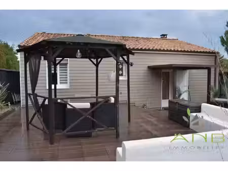 maison chaleureuse avec cheminée toute hauteur et jardin sans v
